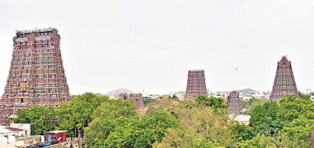 మధురై మీనాక్షి అమ్మవారి ఆలయంలో వైభవంగా కుంభాభిషేక ఏర్పాట్లు: 5 టన్నుల పూలమాలలతో 12 గోపురాల అలంకరణ