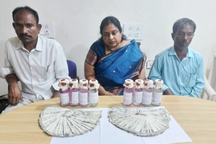 ట్రెజరీ ఆఫీస్‌పై ఏసీబీ దాడి: రూ. లక్ష లంచం తీసుకుంటూ దొరికిన అధికారులు